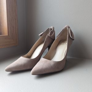 Vince Camuto sz 8.5 Pinky/Beige Suede Heels